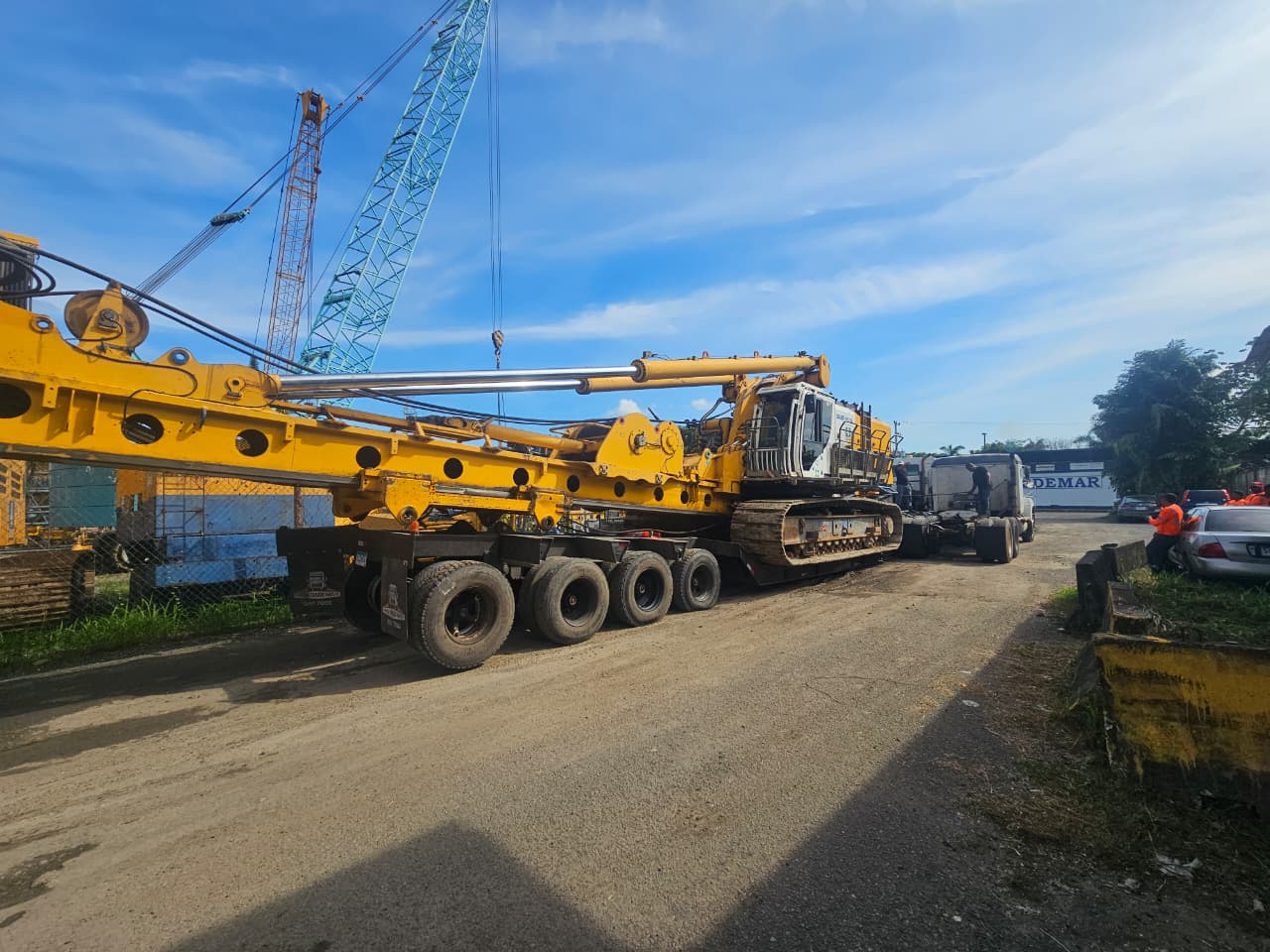 Transporte de maquinaria pesada en Cama Baja - AlquileryExcavacionpvsa Panamá