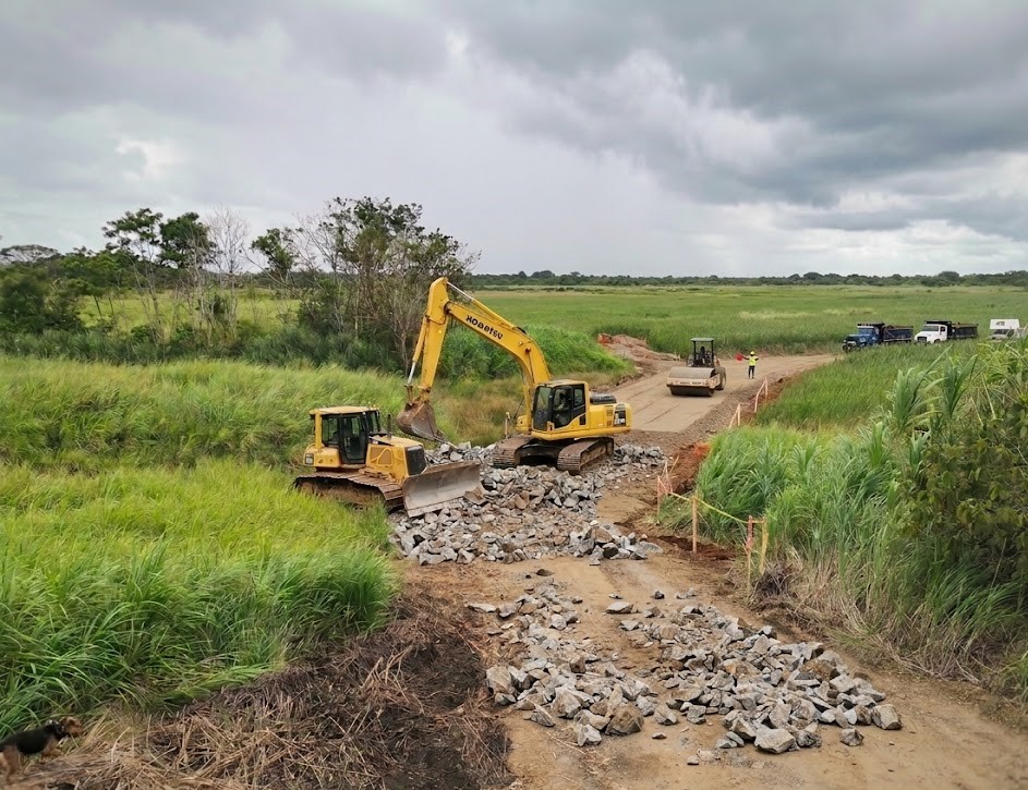Excavadora y Camión de Volteo